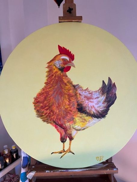 Ein Huhn vor pastellfarbenem Hintergrund.